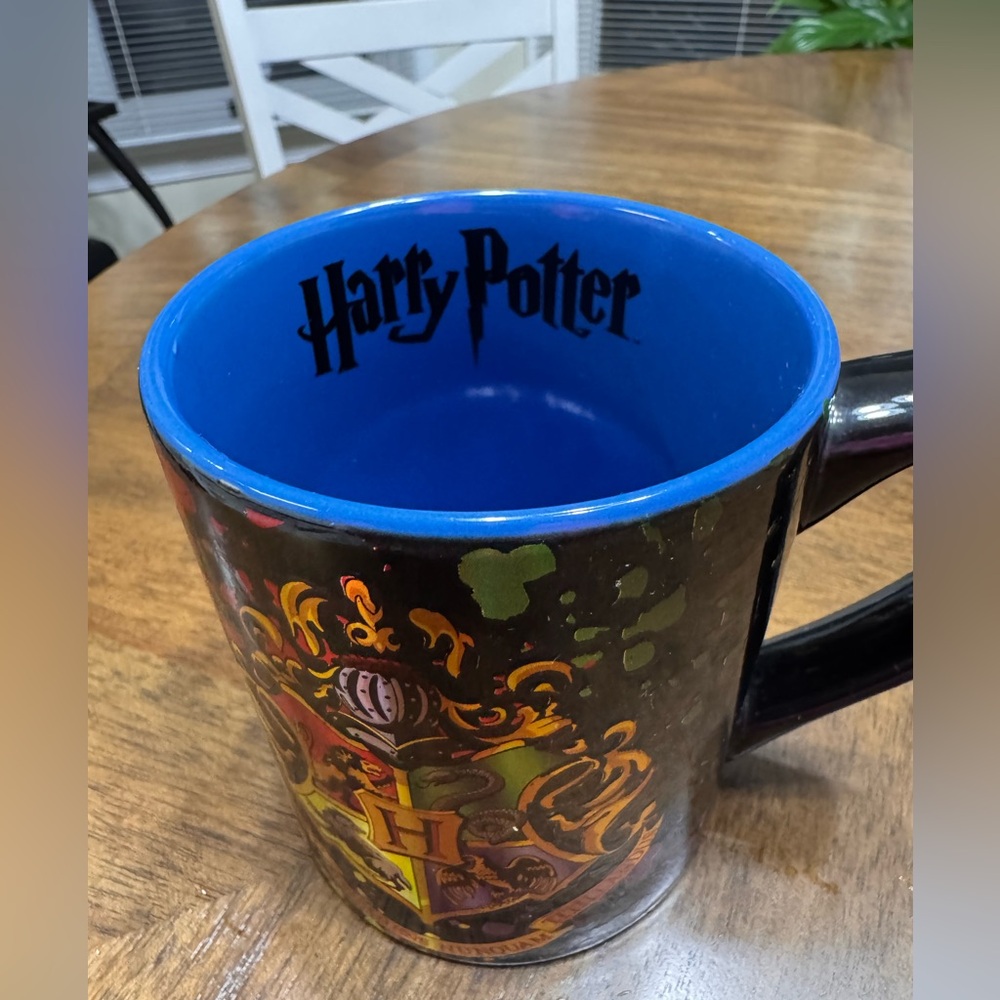 Harry Potter Hogwarts Crest Splatter Ceramic Mug 14oz like new - Picture 2 of 6